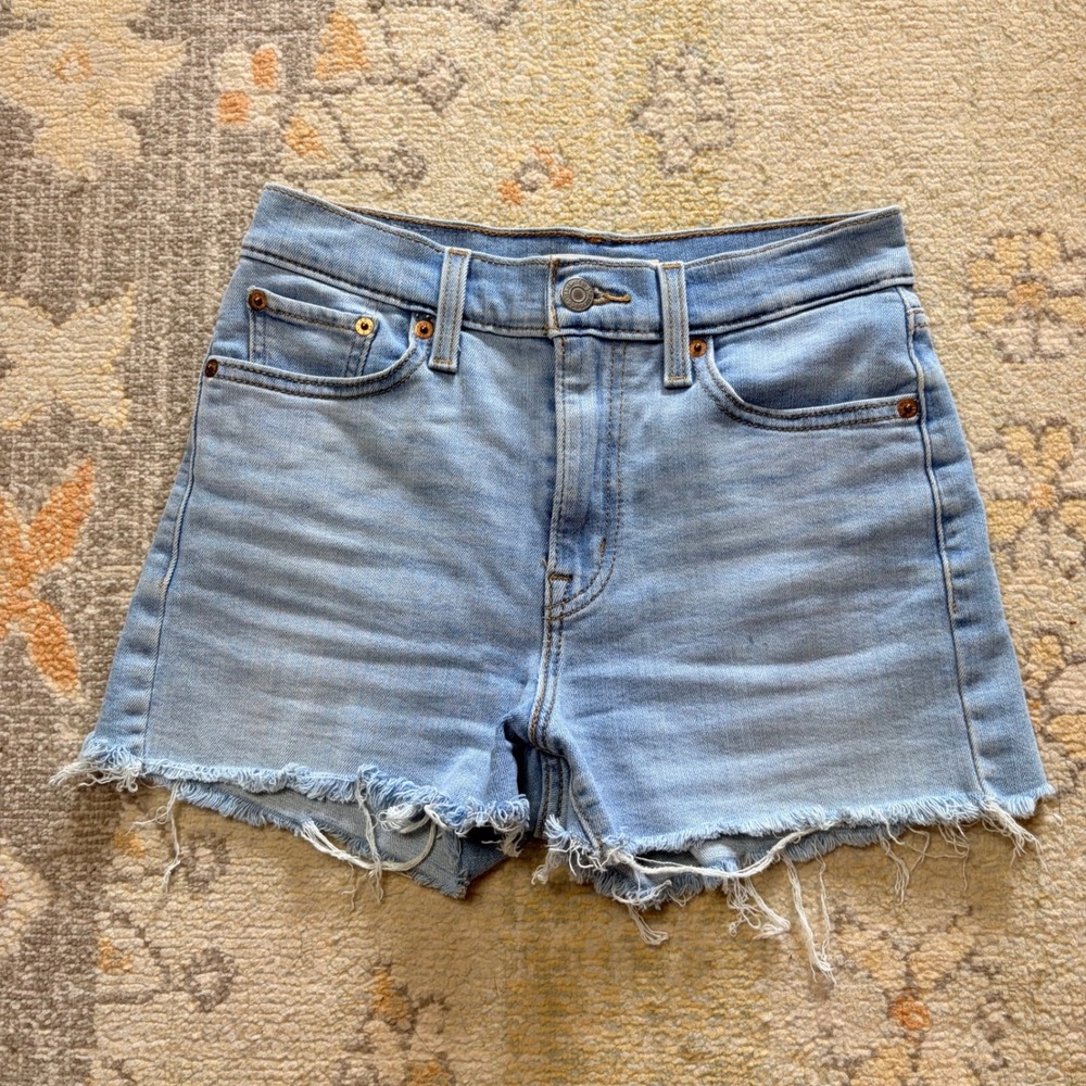 Levis Womens High Rise Shorts Light Wash Denim Cut Off Frayed Hem Size 26